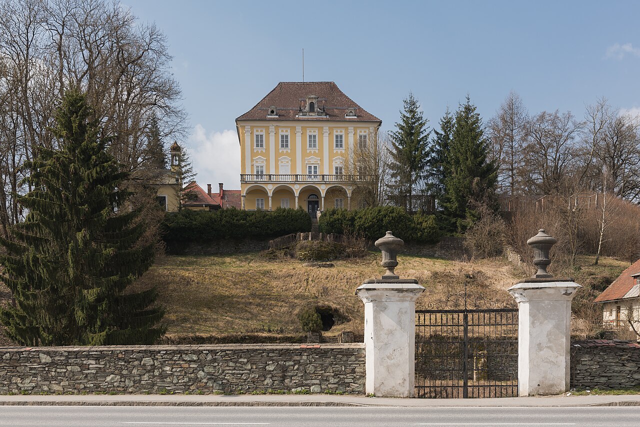 Schloss Annabichl als heller Orientierungspunkt im Klagenfurter Stadtbezirk